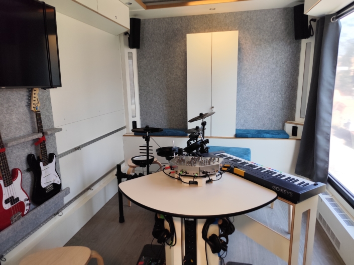 grooveliner-2 Raum mit Musikinstrumenten