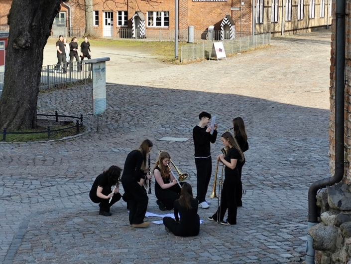 konzert-1 Personen mit Blasinstrumenten