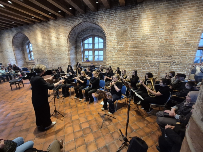 konzert-2 Personen mit Blasinstrumenten