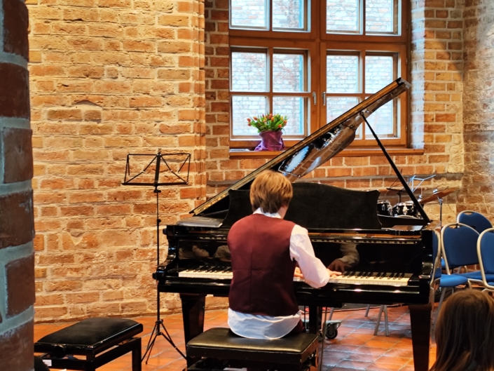 konzert-3 Junge am Klavier