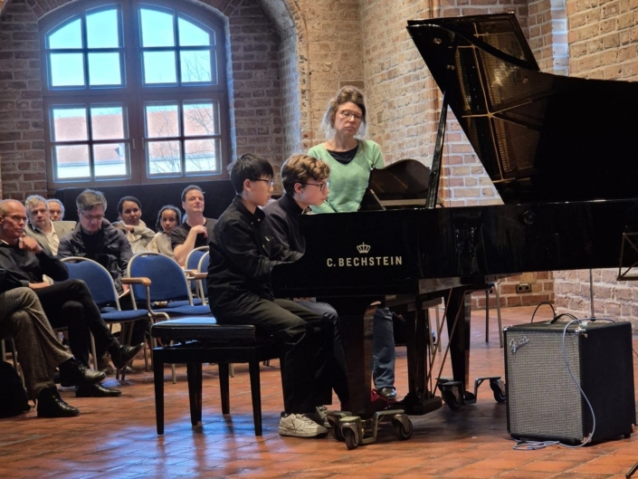 konzert-5a Zwei Jungen am Bechsteinflügel